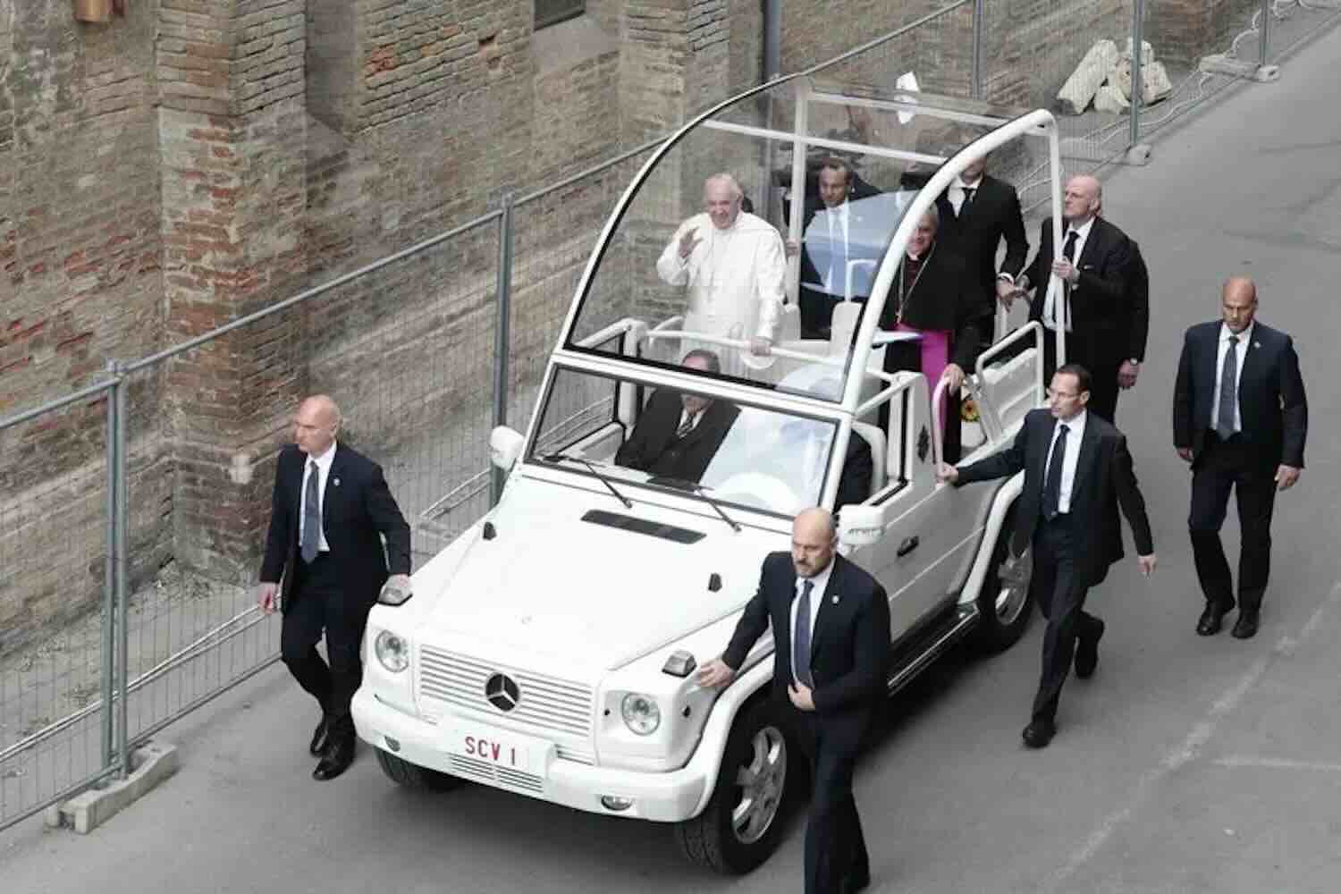 https://static.open.online/wp-content/uploads/2025/05/papamobile-betlemme.jpg
