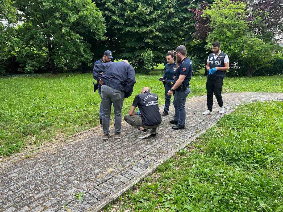 Scoperta choc a Parma: trovati resti umani in strada, si ipotizza un feto Scoperta choc a Parma: trovati resti umani in strada, si ipotizza un feto