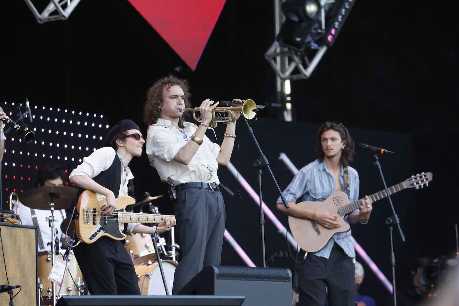 Concertone del 1° maggio, Dente con la maglia pacifista, poi l’appello dal palco per Gaza. Attesa per Lucio Corsi, Ghali e Achille Lauro: la scaletta completa