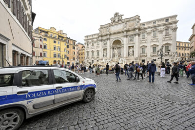polizia fontana trevi roma