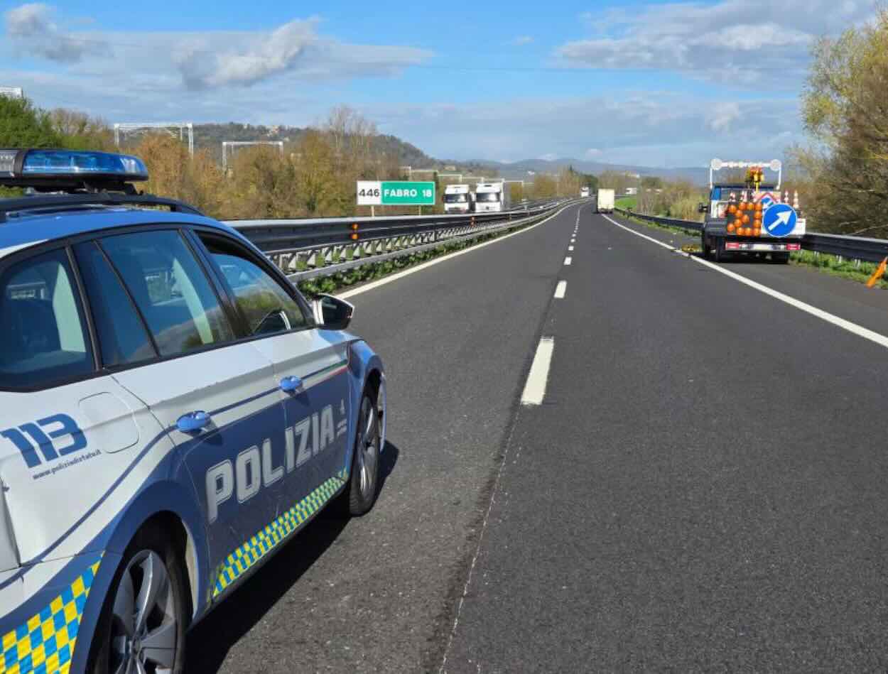 Si lancia da un’auto in corsa sulla A14, il giallo di un 25enne: «Aiuto, volevano rapirmi». La trappola con una ragazza alla stazione di servizio Si lancia da un’auto in corsa sulla A14, il giallo di un 25enne: «Aiuto, volevano rapirmi». La trappola con una ragazza alla stazione di servizio