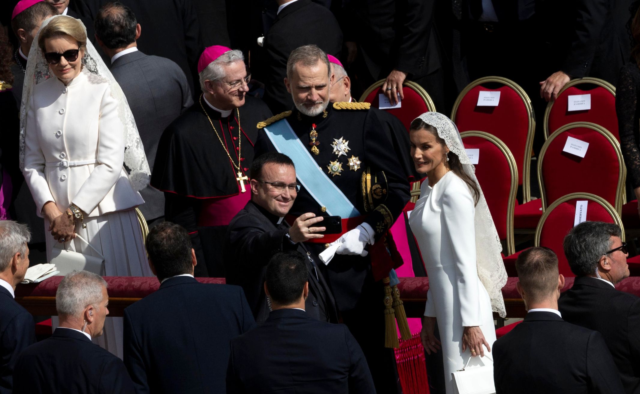 Solo quattro regine hanno evitato il nero all’insediamento del Papa: cos’è il «privilegio del bianco» e da dove nasce l’antico codice vaticano Solo quattro regine hanno evitato il nero all’insediamento del Papa: cos’è il «privilegio del bianco» e da dove nasce l’antico codice vaticano