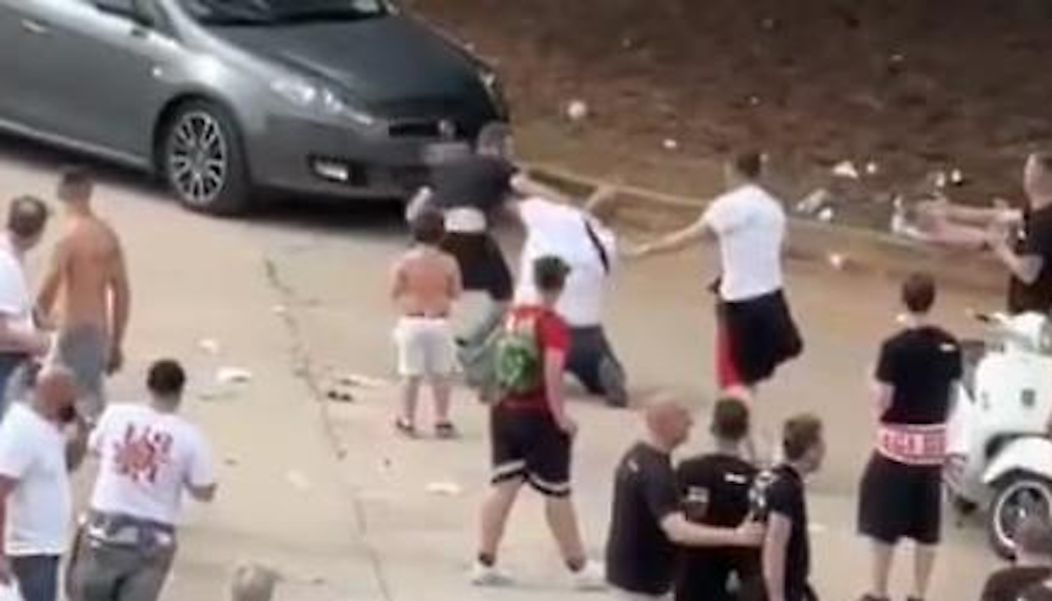 Pestato dagli ultras davanti al figlio in lacrime, la follia per la contestazione al Bari: voleva solo recuperare lo zainetto del bambino – Il video