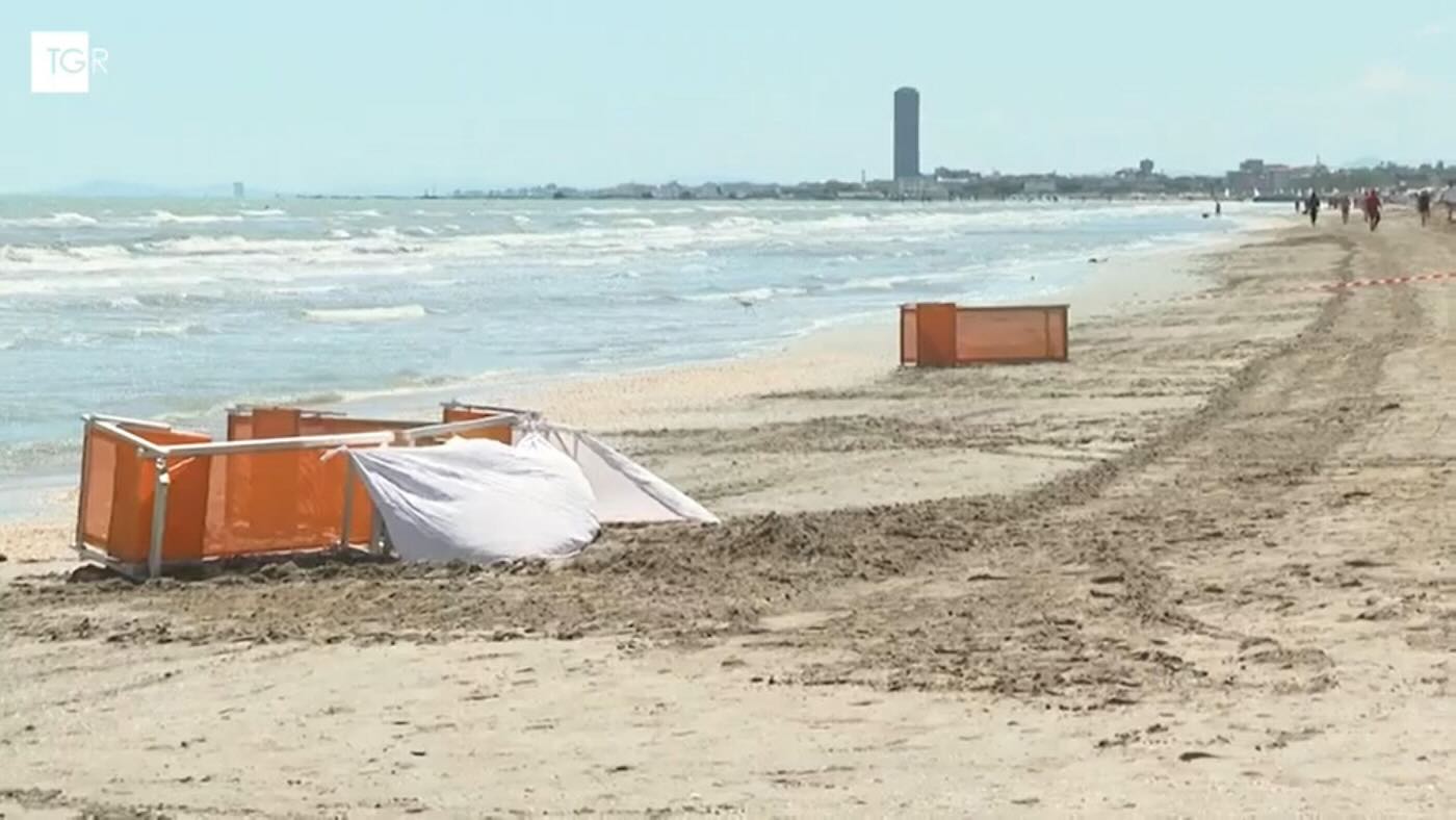 https://static.open.online/wp-content/uploads/2025/05/travolta-ruspa-spiaggia-cervia-indagini.jpeg