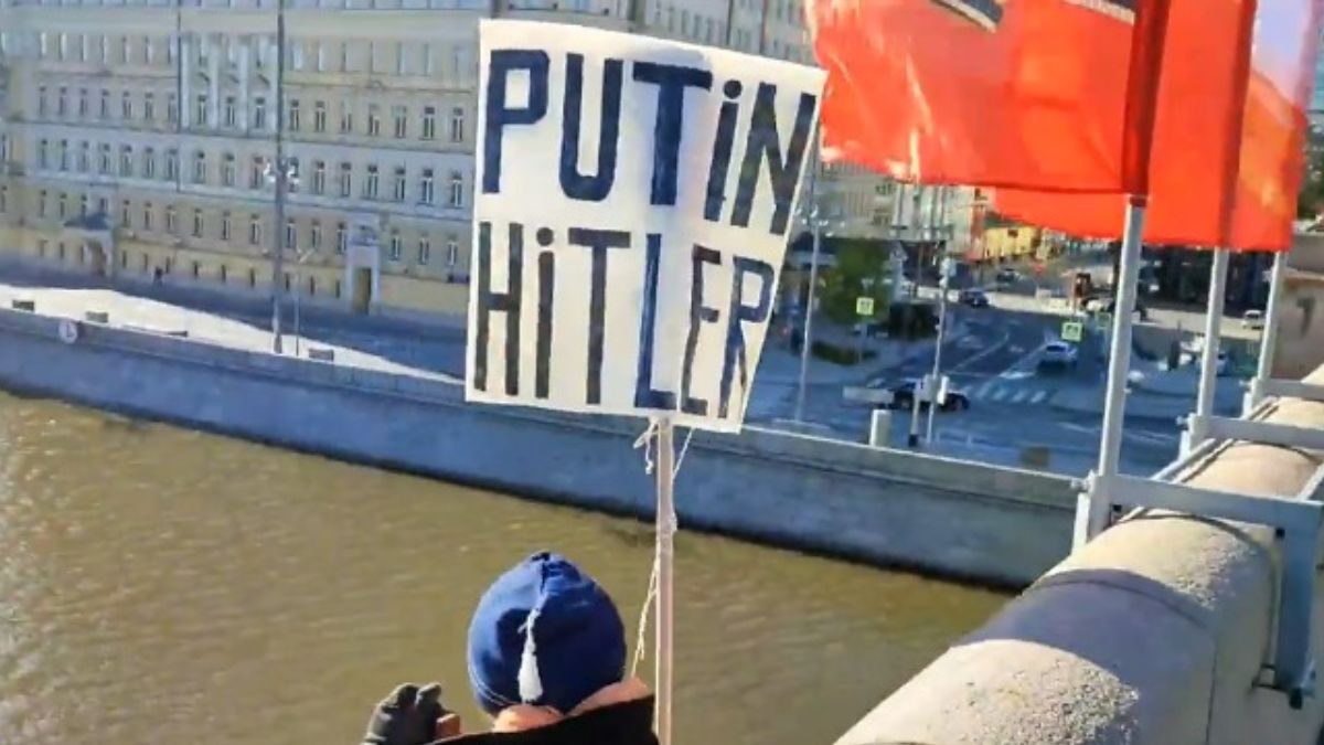 Protesta shock a Mosca: espone il cartello “Putin Hitler” e si getta nel fiume Moscova fingendosi morto – Video