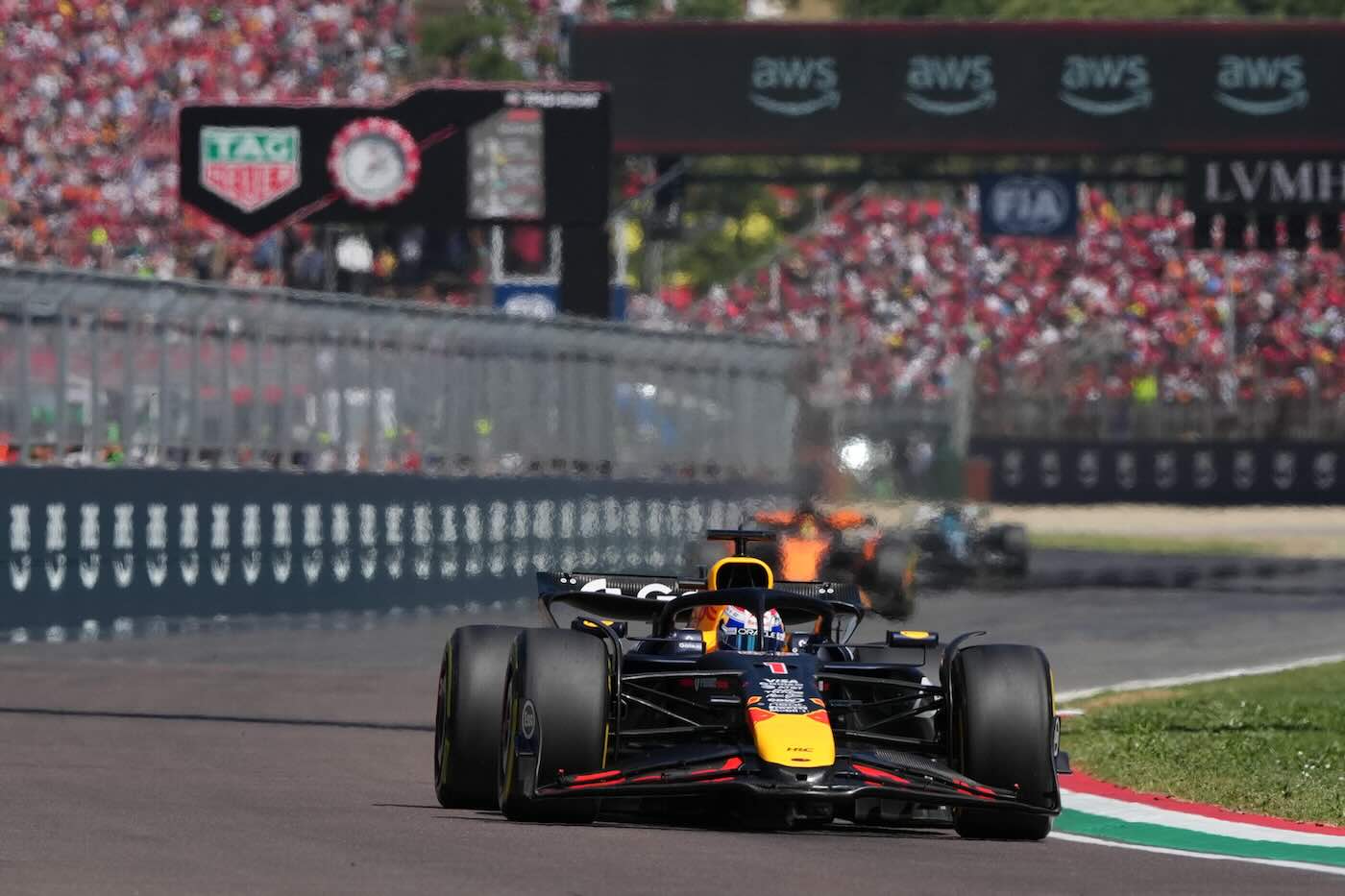Max Verstappen vince il gran premio di Imola. Niente podio per le Ferrari: Hamilton finisce 4° e Leclerc 6° Max Verstappen vince il gran premio di Imola. Niente podio per le Ferrari: Hamilton finisce 4° e Leclerc 6°