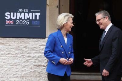 Ursula von der Leyen e Keir Starmer