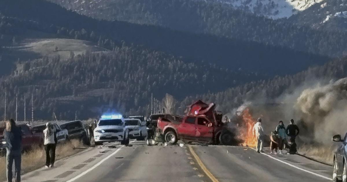 Strage di turisti vicino a Yellowstone, almeno un’italiana tra le 7 vittime. La tragedia sul minivan, le fiamme dopo lo schianto – Il video
