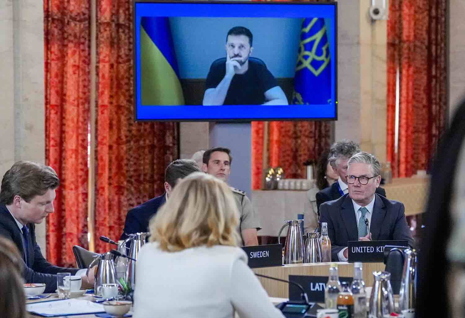 Zelensky: «Domani a Kiev vertice con i leader Ue». Alta tensione con l’Ungheria, Orbàn caccia due diplomatici ucraini: «Sono spie»