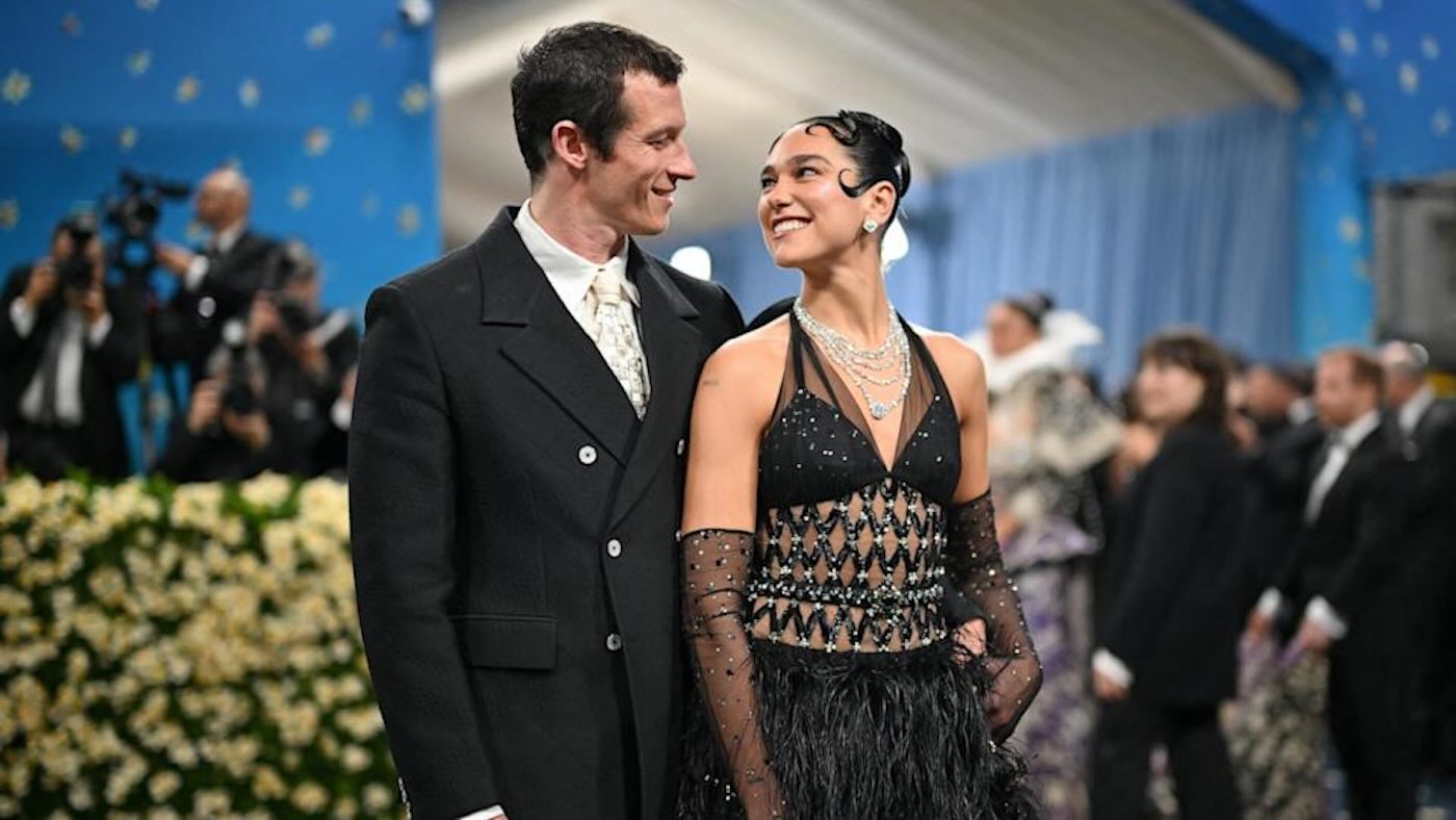 https://static.open.online/wp-content/uploads/2025/06/Dua-Lipa-Callum-Turner.jpeg