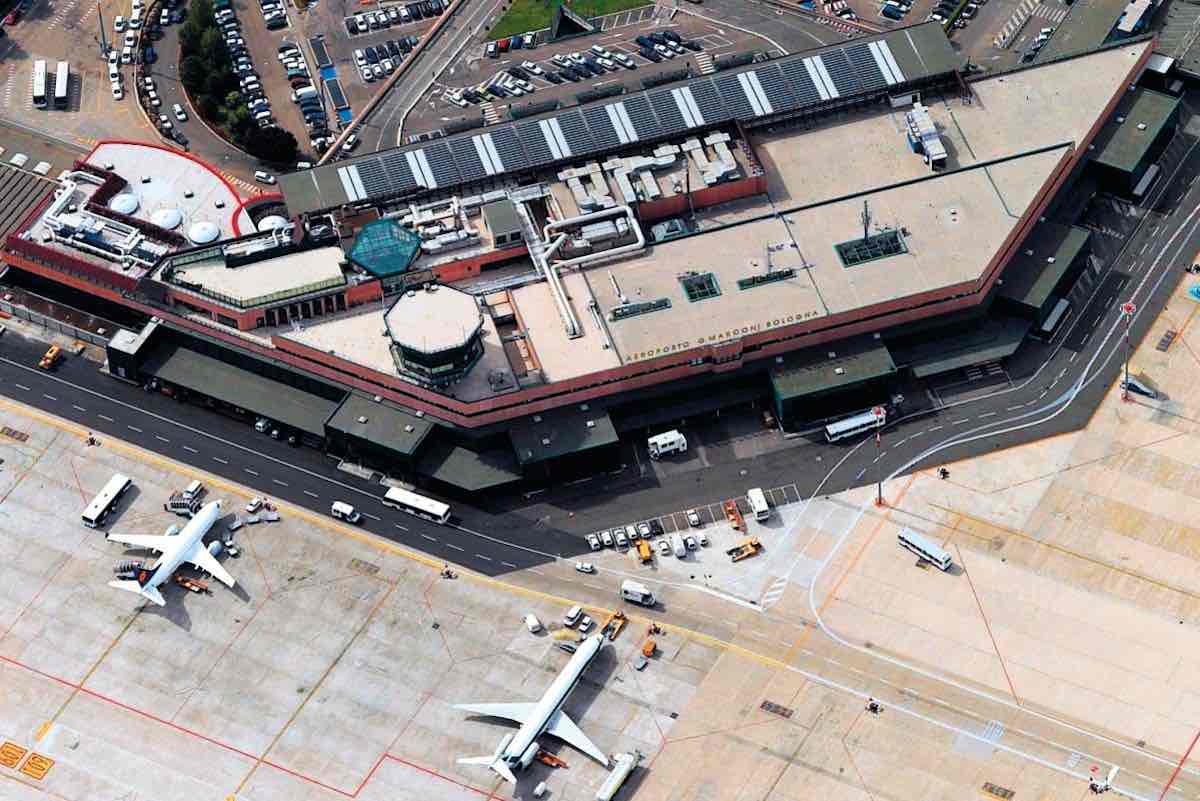 https://static.open.online/wp-content/uploads/2025/06/aeroporto-marconi.jpg