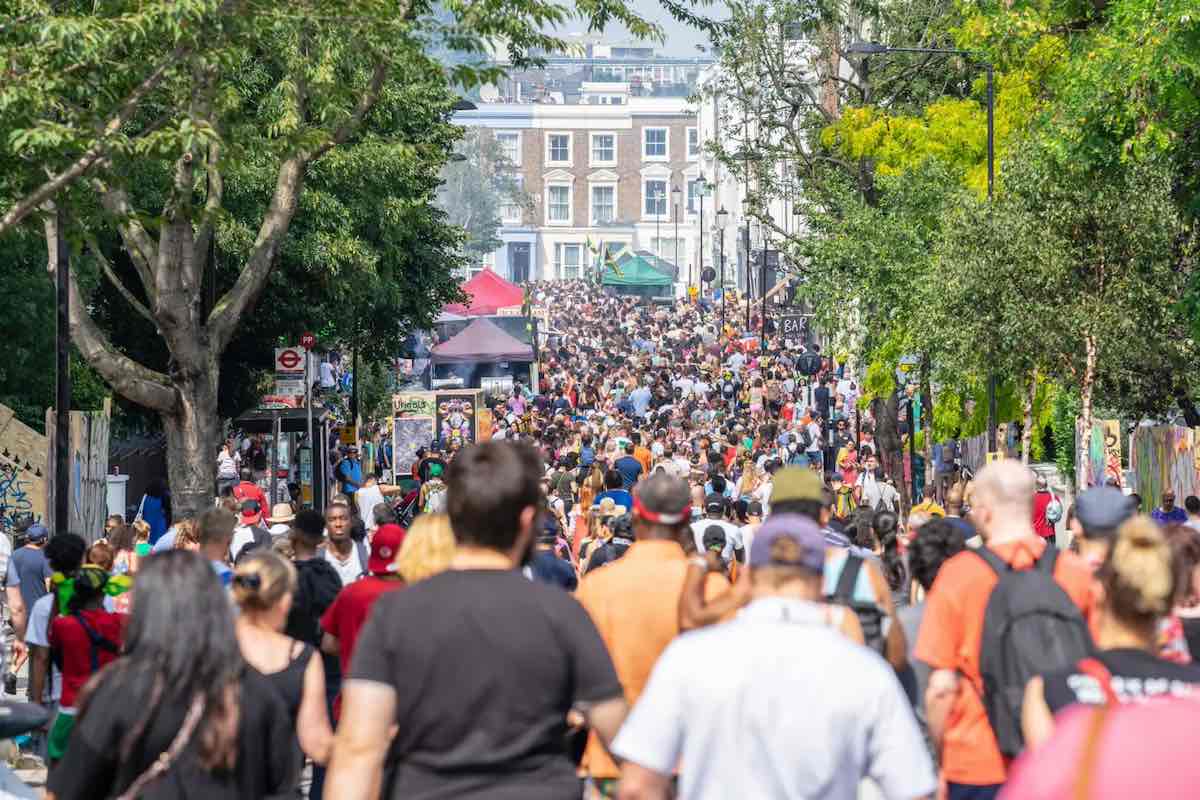 https://static.open.online/wp-content/uploads/2025/06/airbnb-overtourism.jpg
