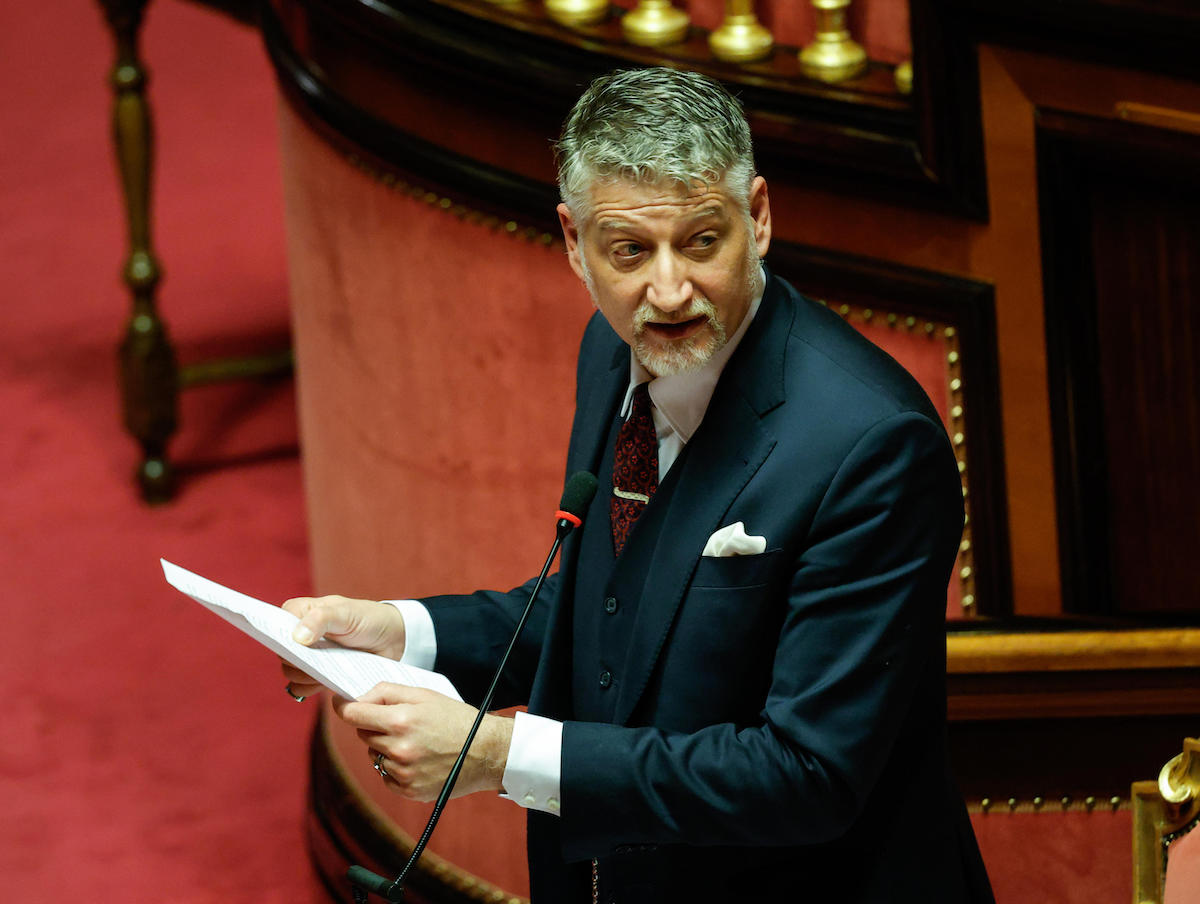 https://static.open.online/wp-content/uploads/2025/06/alessandro-giuli-senato.jpg