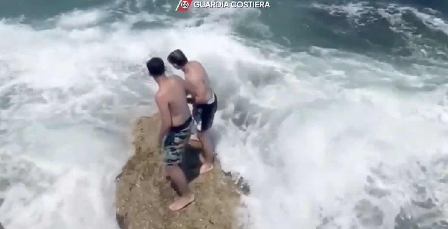 https://static.open.online/wp-content/uploads/2025/06/bari-bloccati-scoglio.jpg