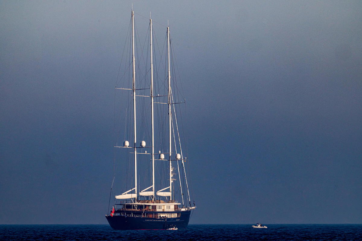 bezos yacht
