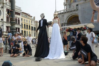 Proteste matrimonio bezos venezia