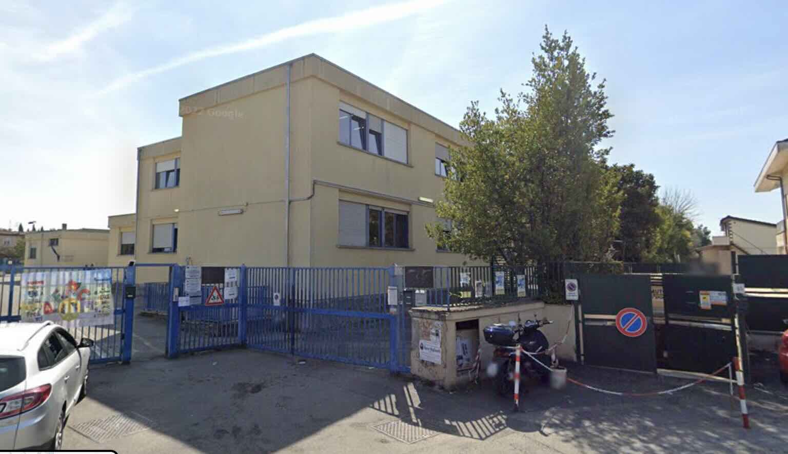 Bidella ruba corrente scuola Morena a Roma