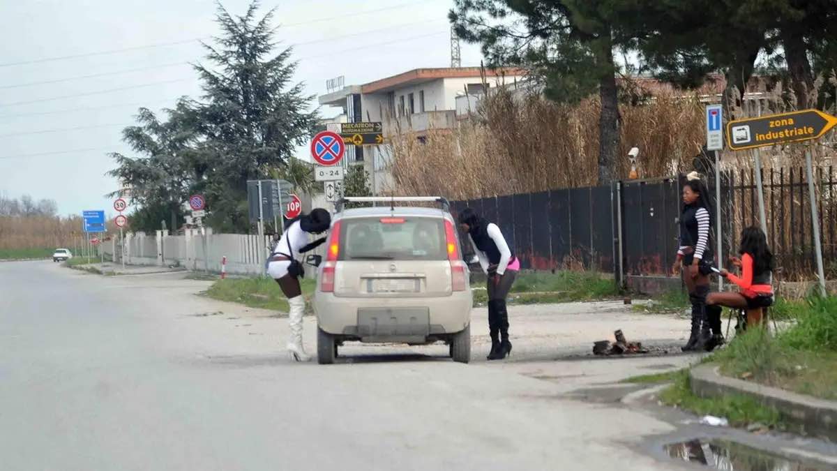 colonnella prostituzione bordello casa sequestro multe