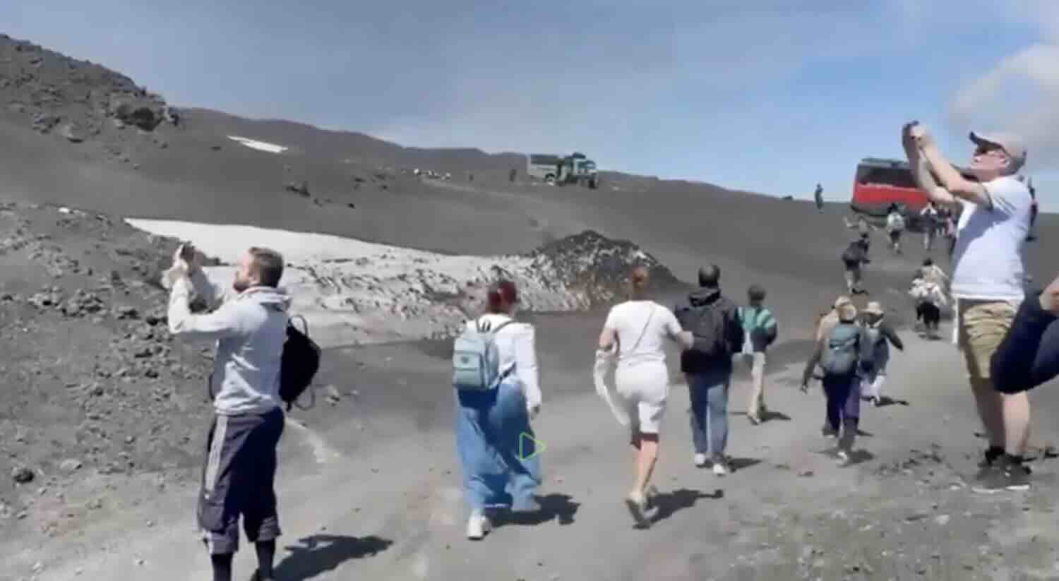https://static.open.online/wp-content/uploads/2025/06/etna-turisti-cellulare.jpg