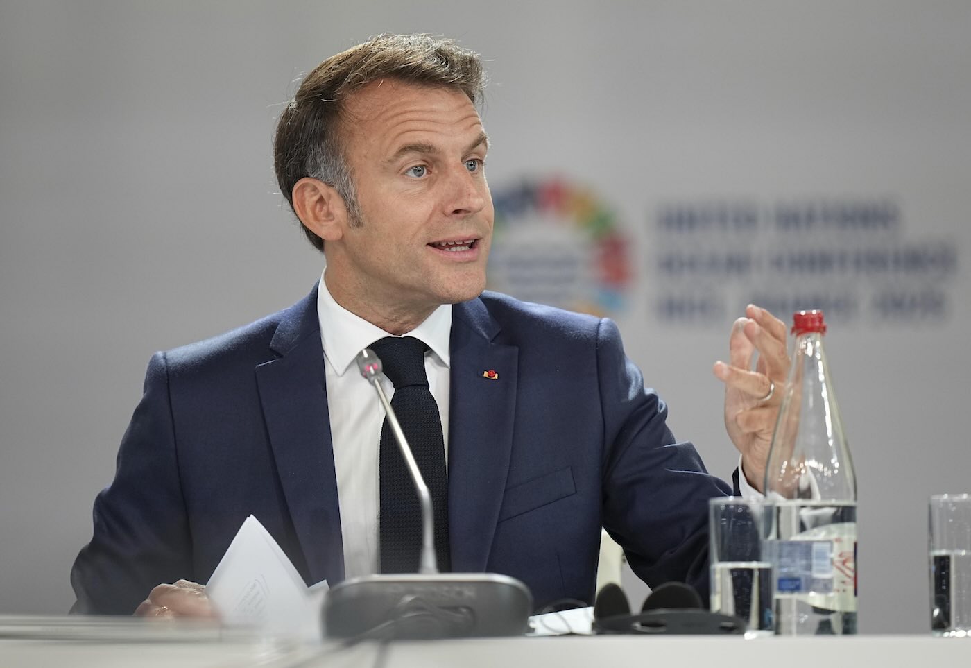 https://static.open.online/wp-content/uploads/2025/06/macron-divieto-coltelli-francia.jpeg