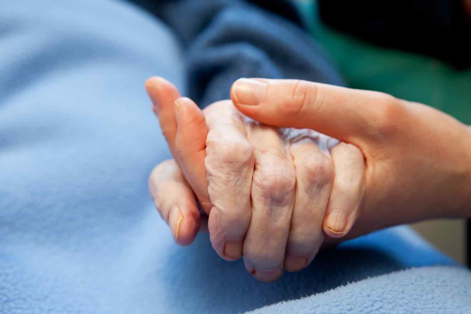 https://static.open.online/wp-content/uploads/2025/06/mano-ospedale.jpeg