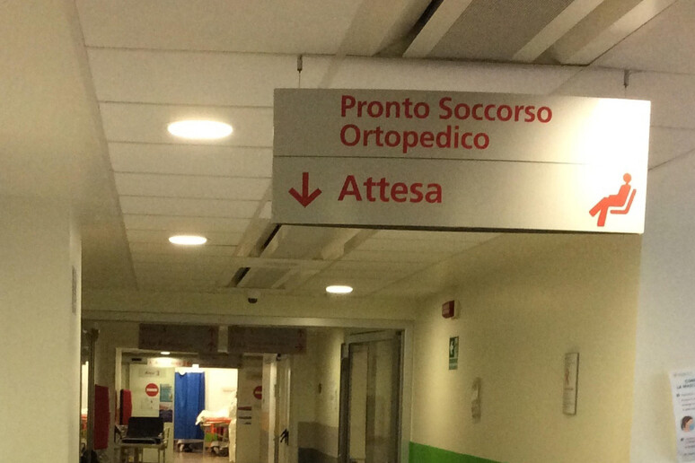 https://static.open.online/wp-content/uploads/2025/06/ospedale-piacenza-feto-bagno.jpg