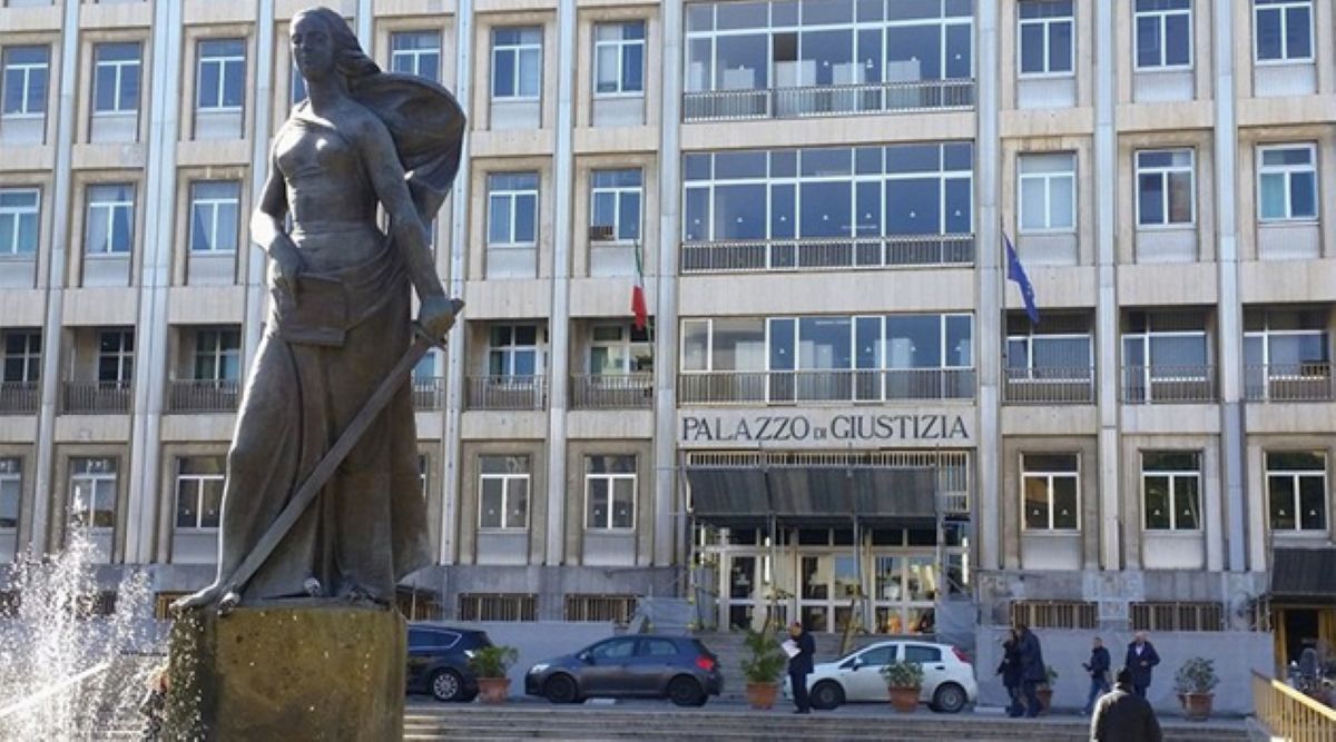 https://static.open.online/wp-content/uploads/2025/06/palazzo-giustizia-bari-2_d0.jpg