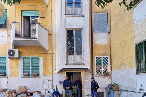 https://static.open.online/wp-content/uploads/2025/06/prostituta-funzionario-casa.jpg