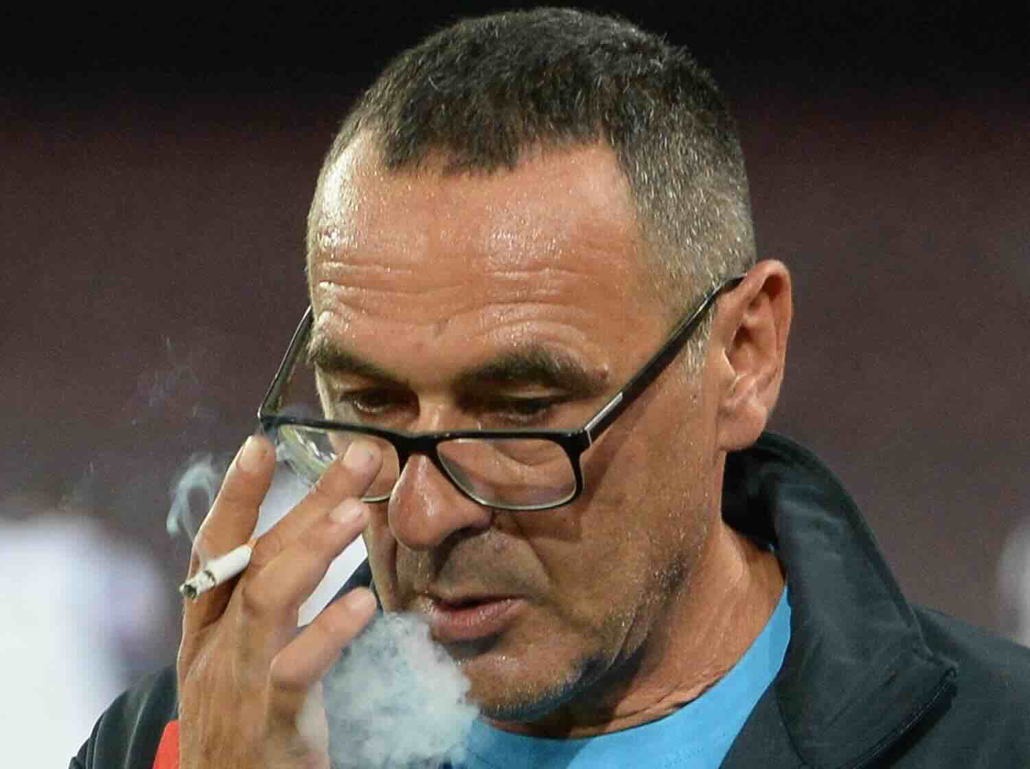 Maurizio Sarri fuma