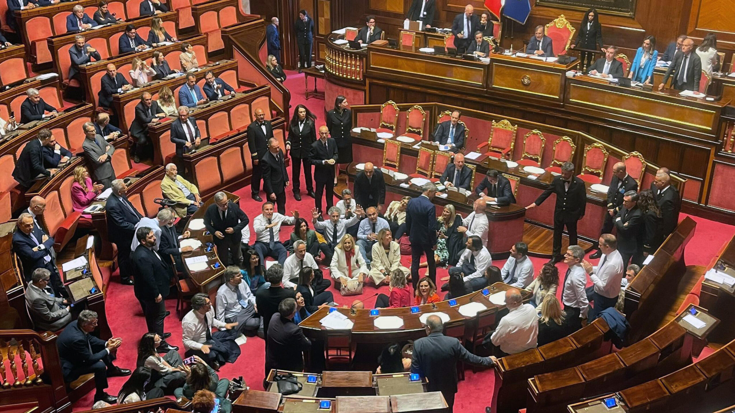 https://static.open.online/wp-content/uploads/2025/06/senato-sit-in-scaled.jpg