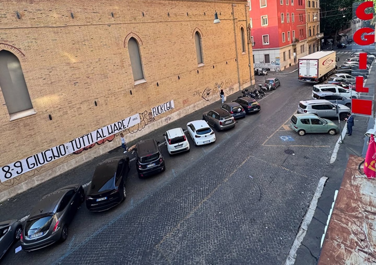 striscione referendum sede cgil roma lazio