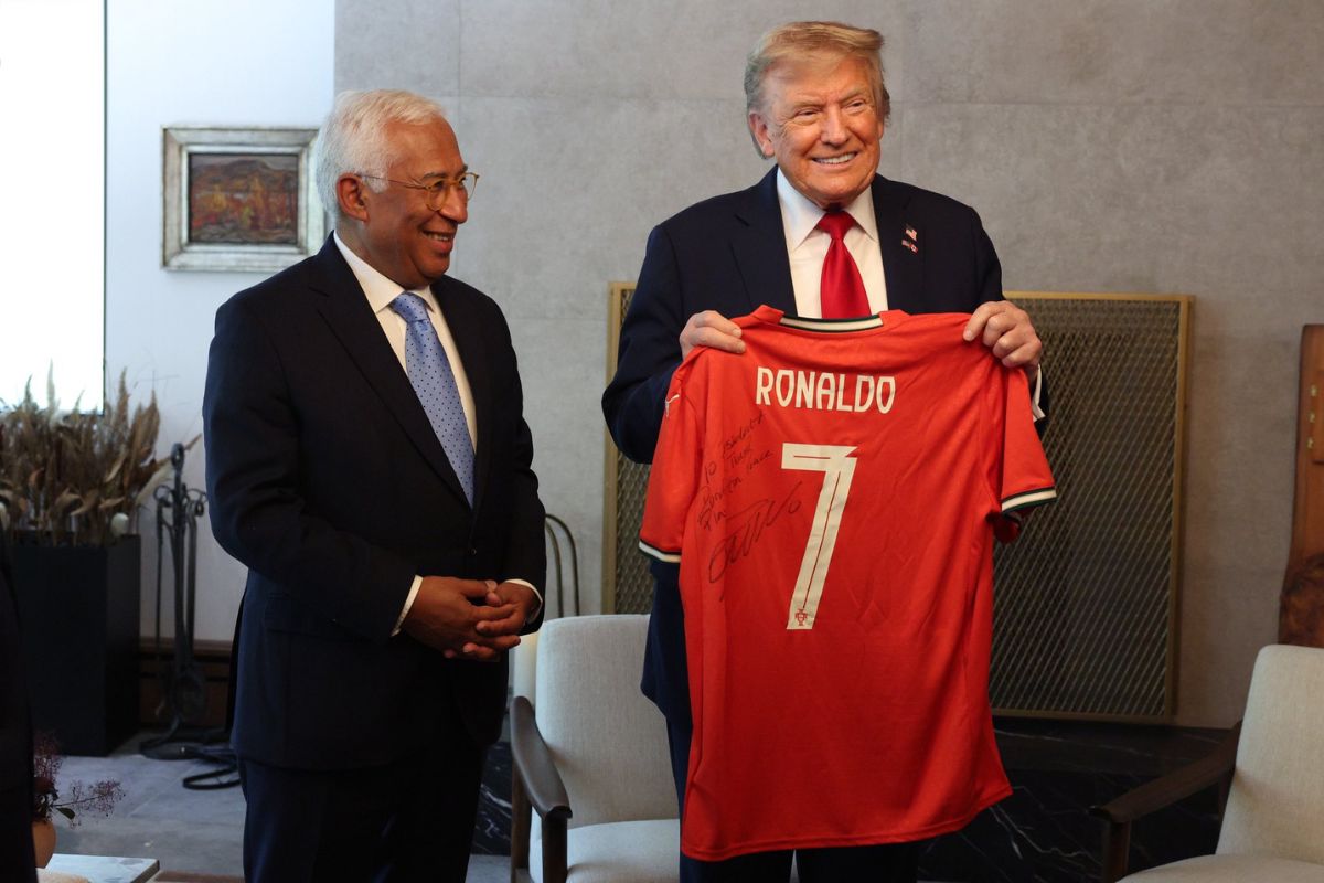 https://static.open.online/wp-content/uploads/2025/06/trump-maglietta-ronaldo.jpg