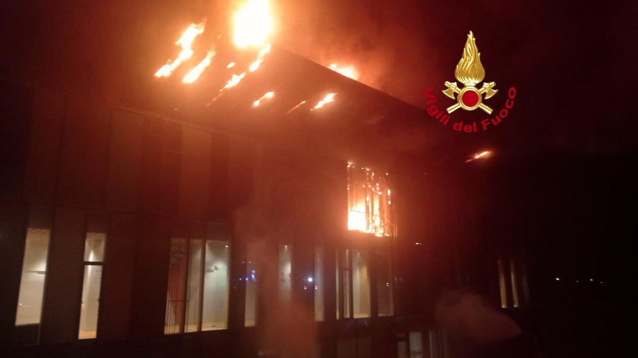 https://static.open.online/wp-content/uploads/2025/06/viola-park-incendio.jpg