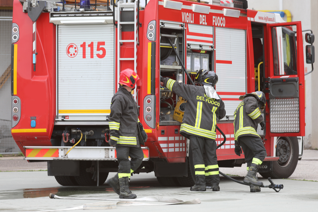 Vigile fuoco tratto paga ticket sanitario