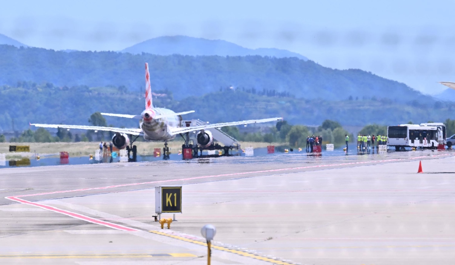 Uomo risucchiato da motore aereo, voli sospesi a Orio