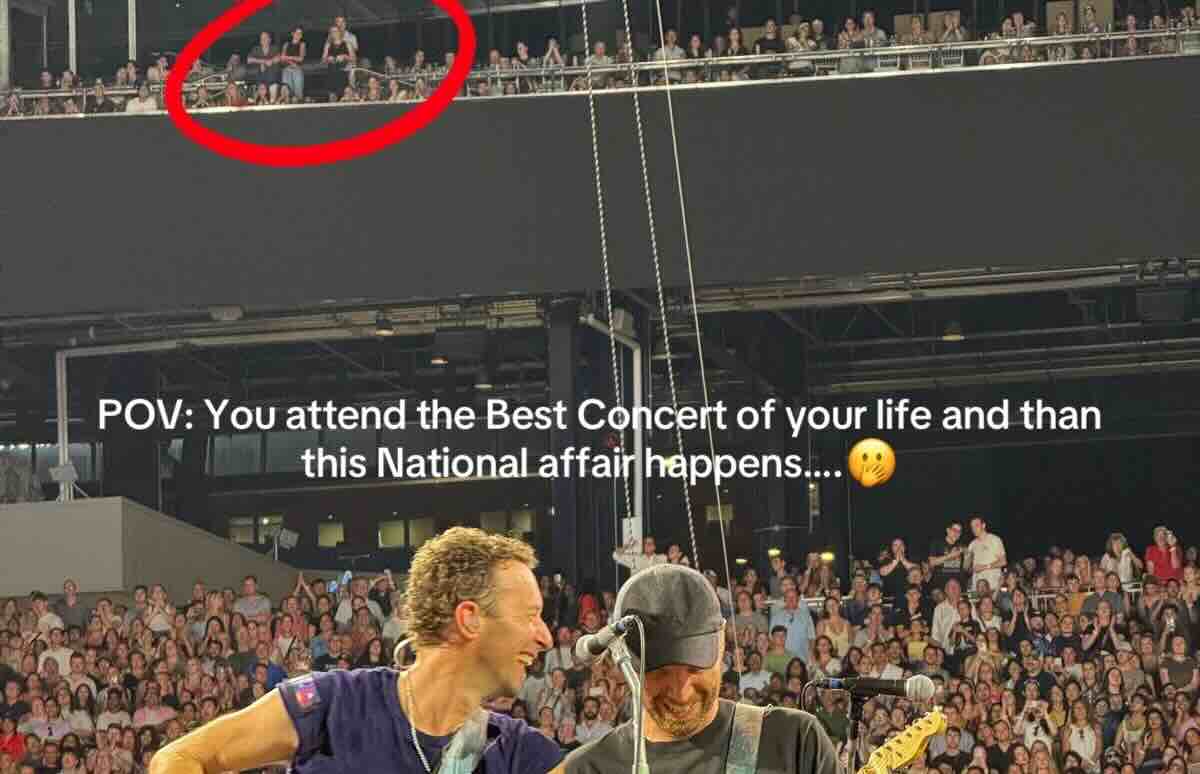 Coppia di amanti al concerto dei Coldplay