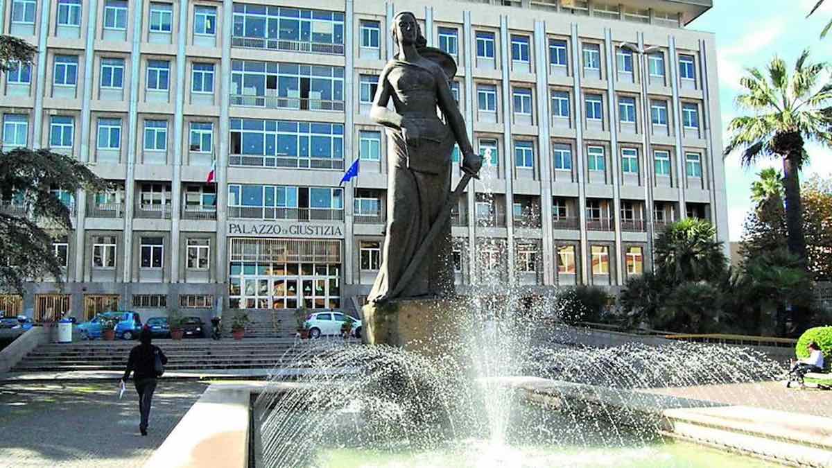 bari tortura uomo rapporti figlio