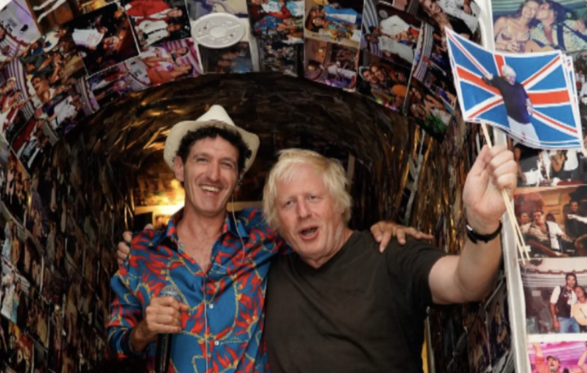 https://static.open.online/wp-content/uploads/2025/07/boris-johnson-anema-e-core-capri-karaoke-video.png
