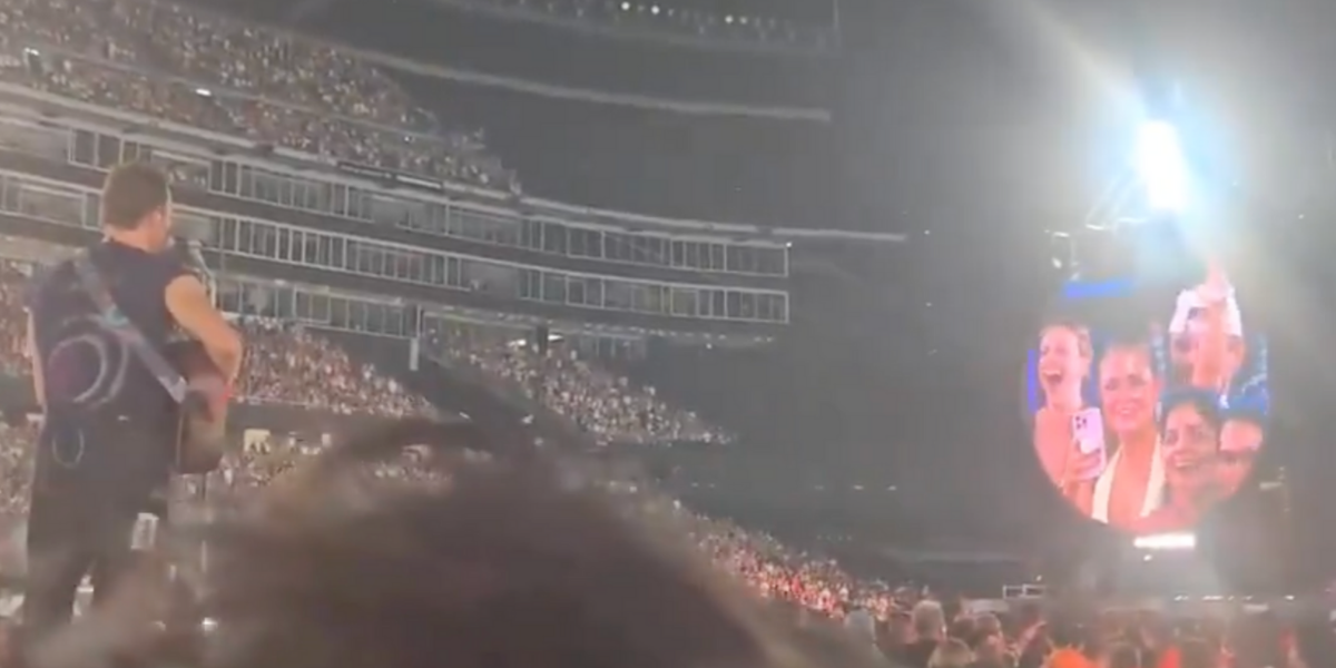 https://static.open.online/wp-content/uploads/2025/07/coldplay-coppia-concerto.png