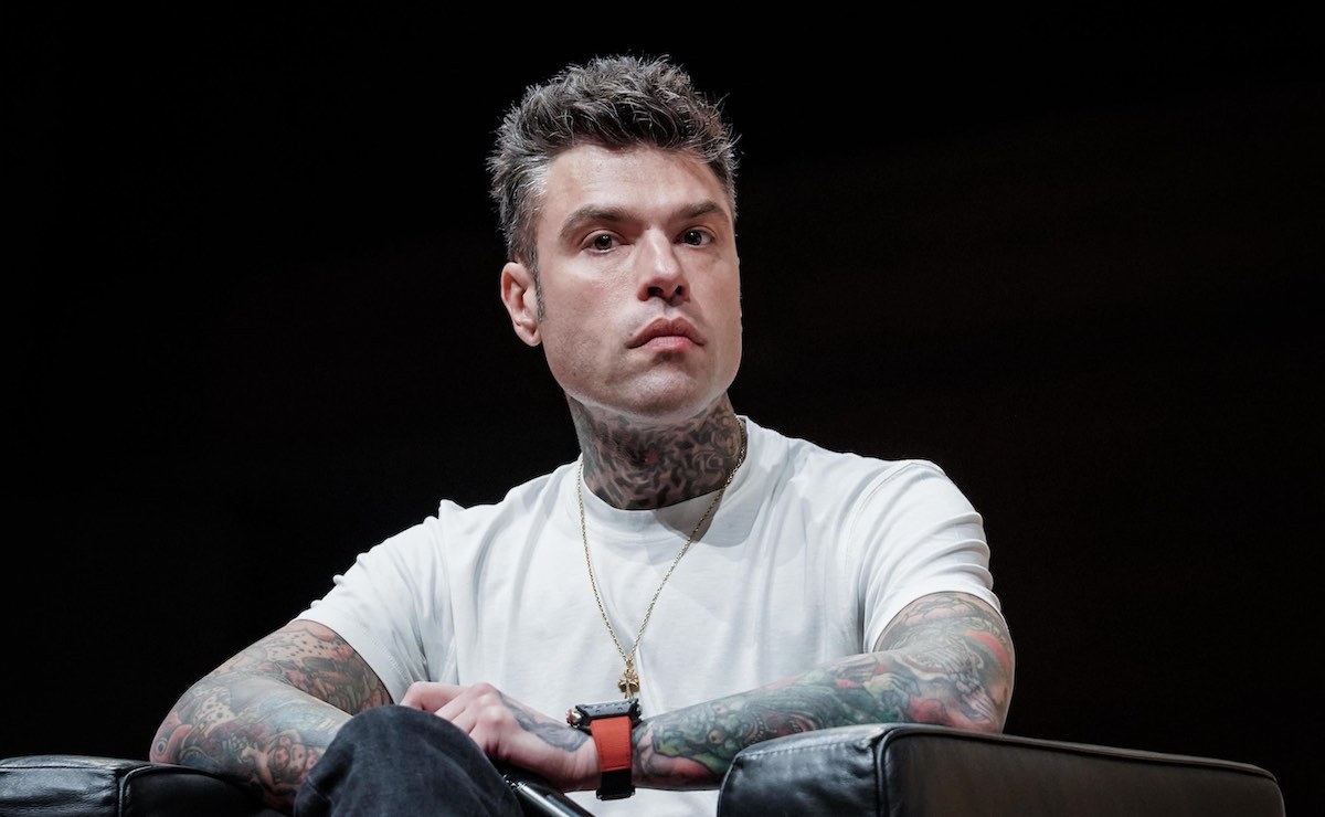 https://static.open.online/wp-content/uploads/2025/07/fedez-corona-angelica-montini.jpg