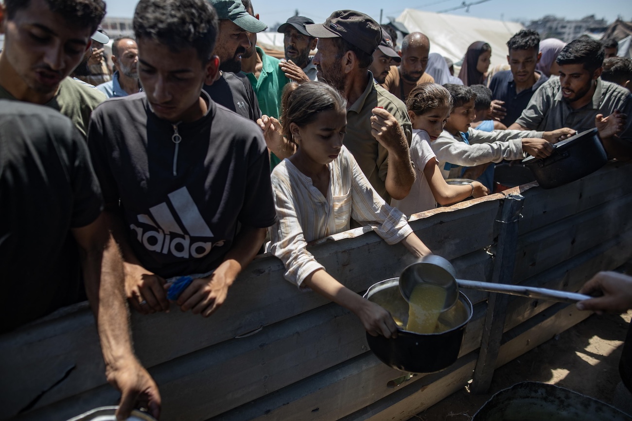 Gaza, palestinesi in coda per il cibo