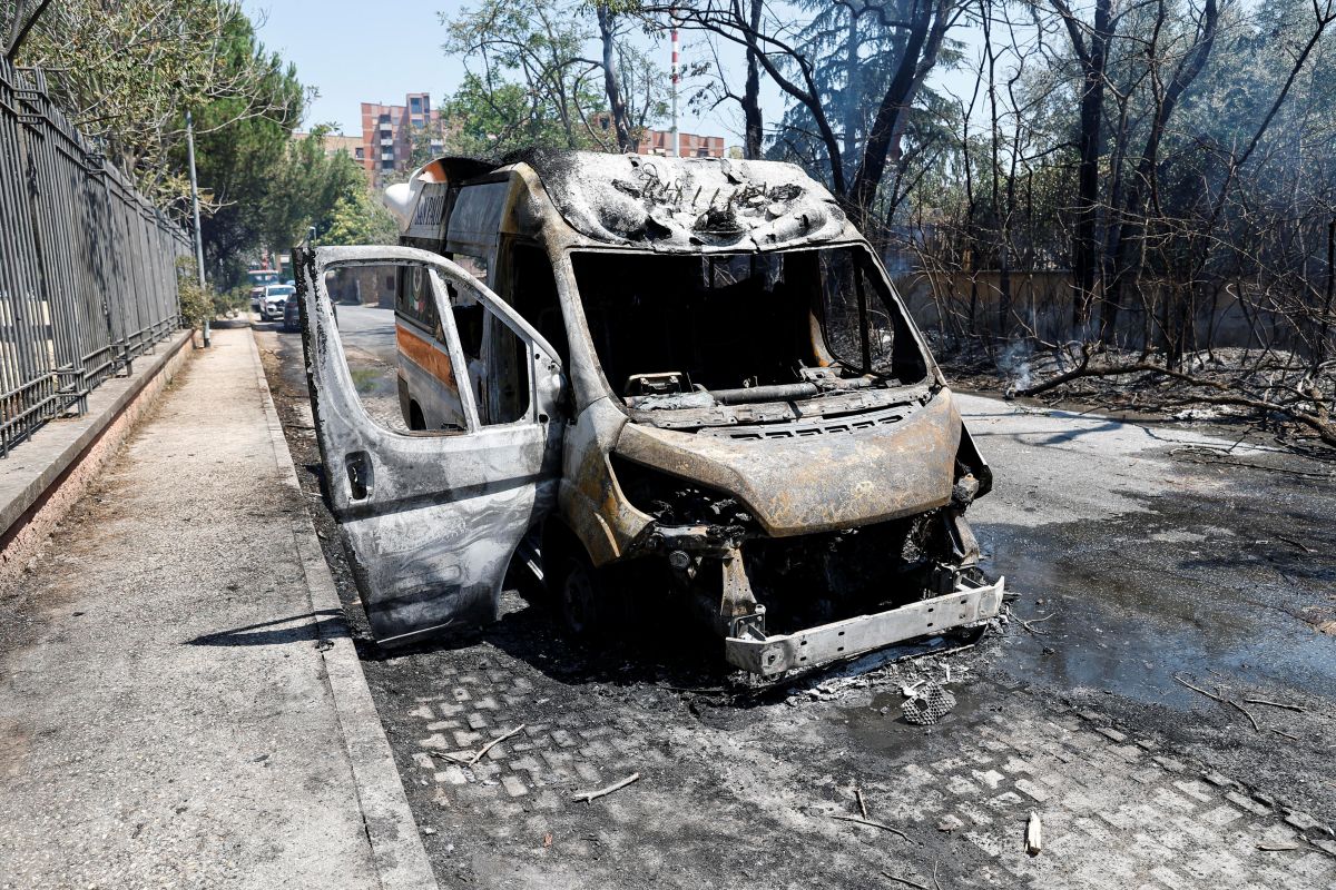 incendio roma uomo ustionato ambulanza