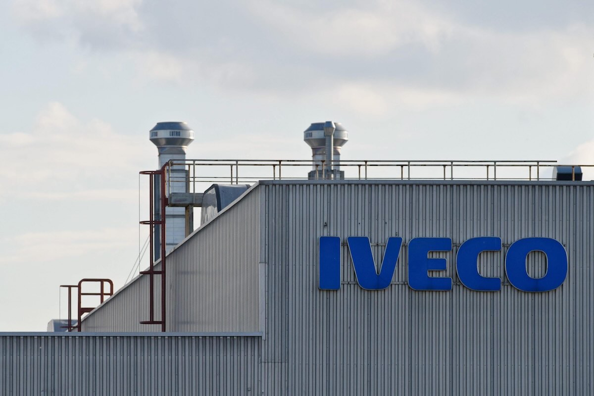 https://static.open.online/wp-content/uploads/2025/07/iveco-venduta-settore-difesa.jpeg