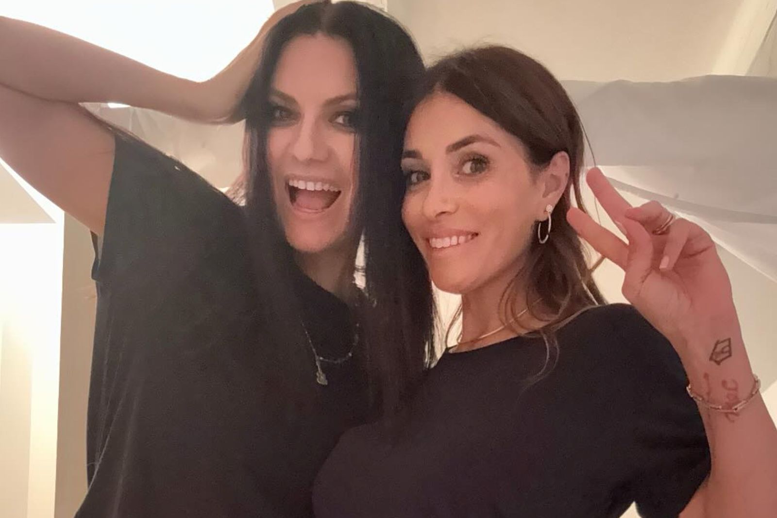https://static.open.online/wp-content/uploads/2025/07/laura-pausini-silvia-pausini-societa.jpg