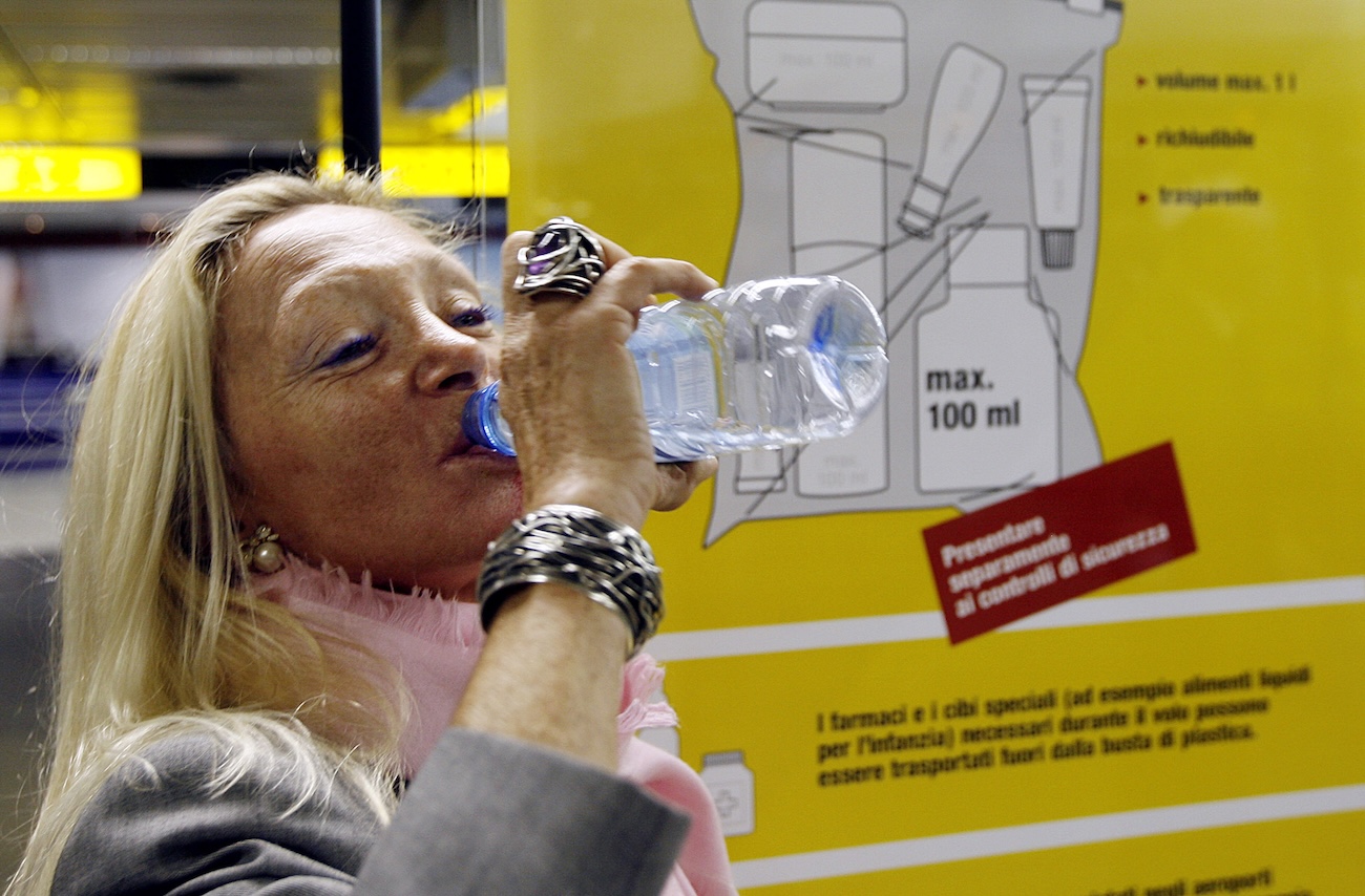 https://static.open.online/wp-content/uploads/2025/07/liquidi-aeroporti.jpg