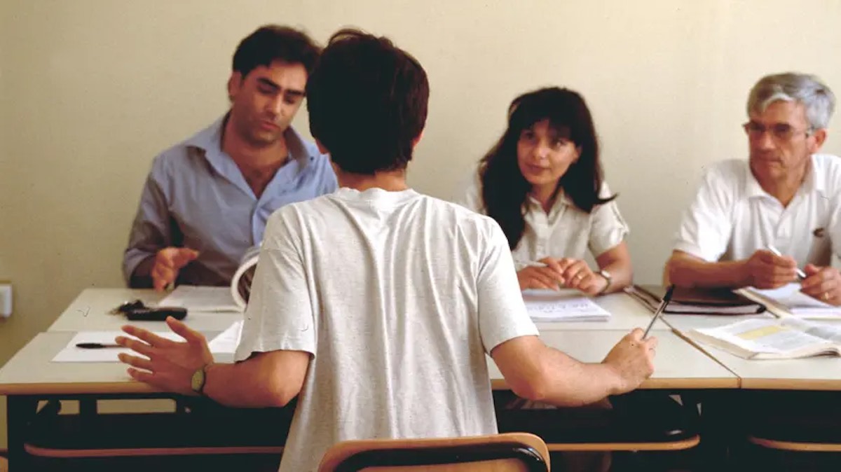 https://static.open.online/wp-content/uploads/2025/07/orale-maturita-scena-muta-critivca-commissione.jpg