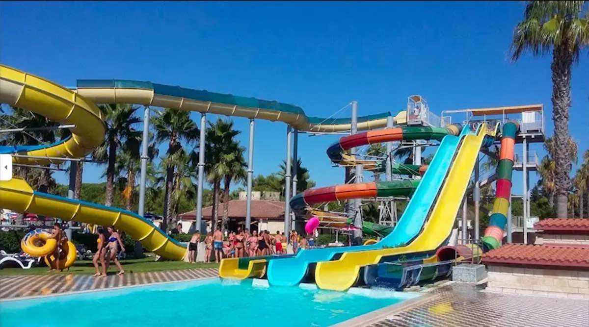 https://static.open.online/wp-content/uploads/2025/07/splash-parco-acquatico-morto-bimbo.jpg