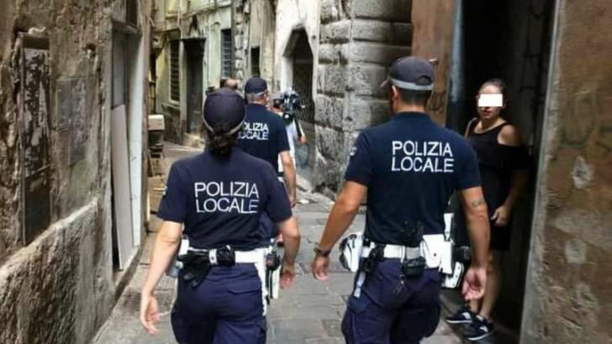 https://static.open.online/wp-content/uploads/2025/07/stupro-tenda-genova.jpg