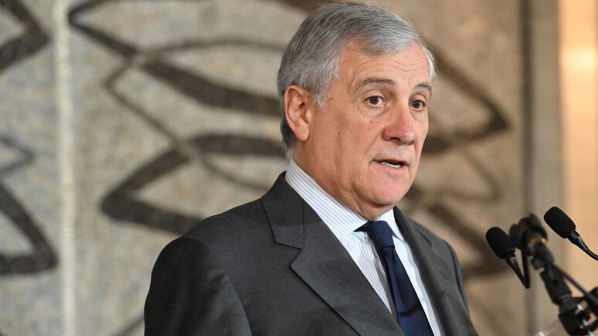 https://static.open.online/wp-content/uploads/2025/07/tajani-sfigato.jpg