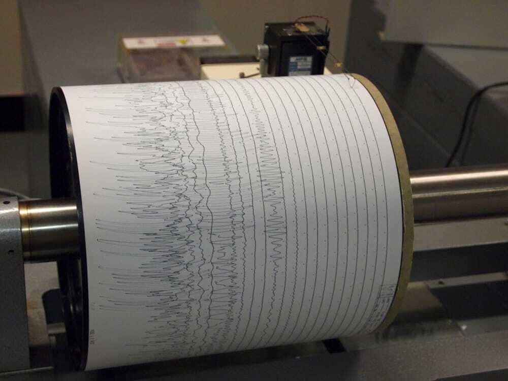 https://static.open.online/wp-content/uploads/2025/07/terremoto-napoli.jpeg